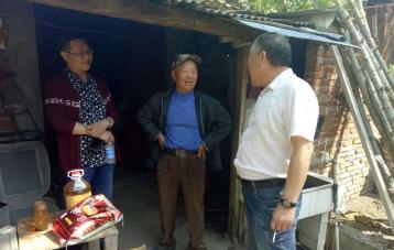 ��Ȫ������С�����һ�������İ������ů